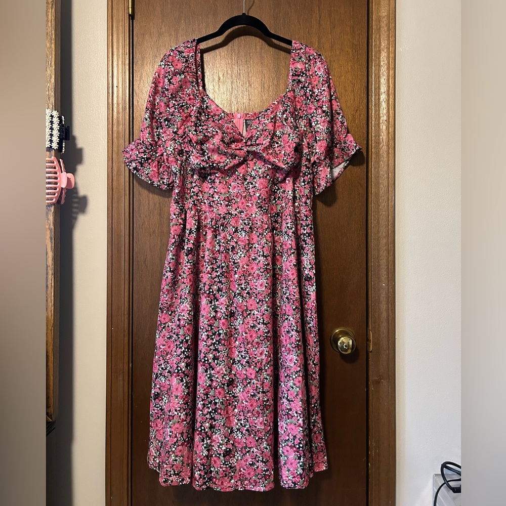 Stunning Floral sweatheart neckline dress - size 1XL